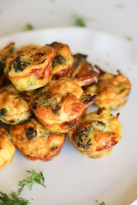 Mini-frittatas you'll be obsessed with 🤩 This recipe was made in collaboration with @eatingworks! #minifrittatas #frittatas #homemade #frittatasrecipe Mini Frittata Recipes, Individual Frittatas, Party Food Cold, Cold Party Food, Frittata Bites, Quiche Mini, Pizza Frittata, Fritata Recipe, Frittata Recipes Breakfast