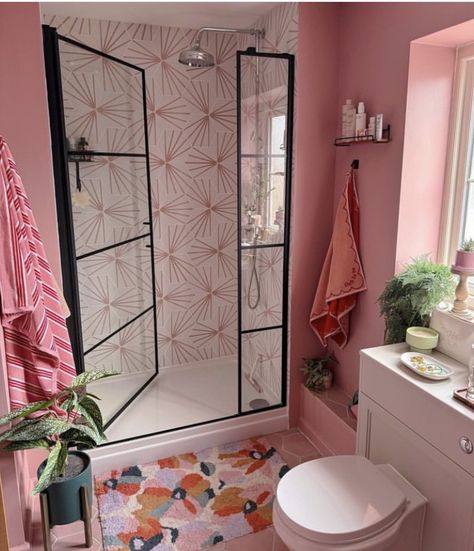 Quirky Bathroom Ideas, Pink Bathroom Ideas, Modern Luxury Kitchen Design, Quirky Bathroom, Bathroom Design Small Modern, Modern Luxury Kitchen, Modern Small Bathrooms, Wooden Vanity, Pink Tiles