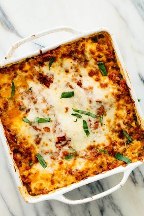 This amazing veggie lasagna recipe will please the carnivores in your life! It's cheesy, delicious and loaded with vegetables and spinach. Lasagna Healthy, Veggie Lasagna Recipe, Meatless Lasagna, Baked Lasagna, Veggie Lasagna, Vegetarian Lasagna, Vegetable Lasagna, Diner Recept, Cooked Veggies