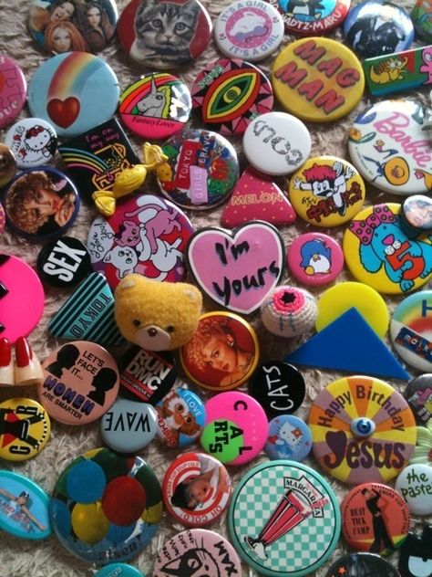 Look Retro, Cool Pins, Pin And Patches, Gorillaz, Cute Pins, Up Girl, Button Pins, Pin Collection, The Table