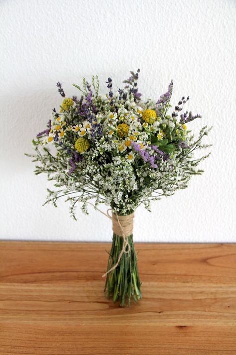 Wildflower Style Bouquet, White Green Lavender Bouquet, Rustic Wildflower Bouquet, Simple Rustic Wedding Bouquet, Wildflower Bouquet Simple, Bouquet Wedding Green, Wedding Bouquet Wild Flowers, Simple Wedding Bouquet Ideas, Flowers Bouquet Simple