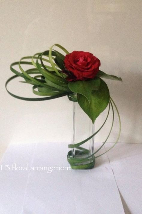 Arreglos Ikebana, Ikebana Arrangements, Ikebana Flower Arrangement, Creative Flower Arrangements, Modern Flower Arrangements, Rose Arrangements, בר מצווה, Japanese Flowers, Deco Floral