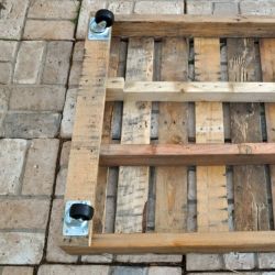 Make a rolling pallet storage cart by adding wheels to a free pallet!  Perfect storage solution for a garage, basement, or storage shed. Pallet Garden Box, Storage Cart With Drawers, Diy Pallet Decoration, Cart On Wheels, Pallet Storage, Free Pallets, Garage Basement, Cart With Wheels, Kitchen Storage Cart