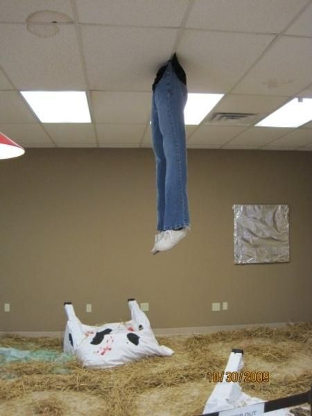 Great for the office Scary Office Halloween Decorations, School Halloween Decorations Hallway, Workplace Halloween Decorations, Haunted Decorations, Cubicle Halloween Decorations, Halloween Ceiling Decorations, Geheimagenten Party, Halloween Cubicle, Haunted House Ideas