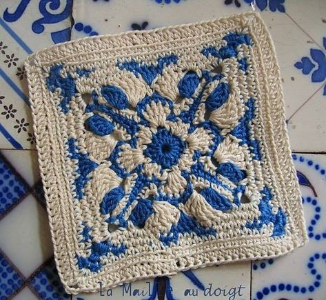 Blue and White Crochet Square ⋆ Crochet Kingdom Confection Au Crochet, Crochet Square Patterns, 자수 디자인, Fun Crochet Projects, Crochet Diy, Crochet Motifs, Square Patterns, Crochet Square, Diy Crochet Projects