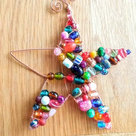 DIY Super Beady Star Christmas Tree Ornament – Golden Age Beads Blog Beaded Ornaments Diy, Glass Bead Crafts, Beaded Christmas Decorations, Diy Beaded Ornaments, Wire Ornaments, Christmas Tree Star, Beaded Snowflakes, Beaded Christmas Ornaments, Christmas Bead