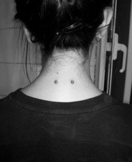 Piercing Surface, Beautiful Piercings, Nape Piercing, Neck Piercing, Body Modification Piercings, Microdermal Piercing, Skin Piercing, Surface Piercing, Tattoo Zeichnungen