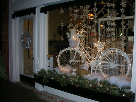 Winter Window Display, Christmas Shop Window, Store Front Windows, Best Christmas Lights, Store Window Displays, Christmas Window Display, Winter Window, Store Windows, Store Window