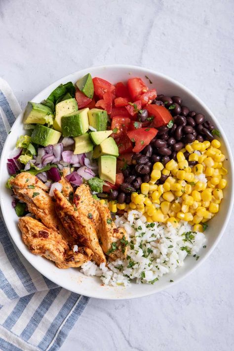 Chicken Burrito Protein Bowl {Chipotle Inspired Recipe} - FeelGoodFoodie Protein Bowl, Chicken Bowl Recipe, Healthy Bowls Recipes, Resep Salad, Healthy High Protein Meals, Chicken Burrito, Resep Diet, Healthy Food Inspiration, Healthy Food Dishes