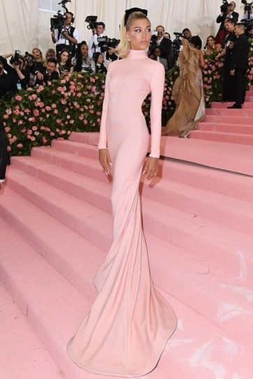 #HaileyBieber has turned heads at the #MetGala, wearing a long sleeves high neck backless blushing pink #dress complete. Iconic Red Carpet Looks, Met Gala Outfits, Met Gala Dresses, Gala Outfit, Justin Hailey, Gala Fashion, Met Gala Red Carpet, Miroslava Duma, Long Sleeve Prom