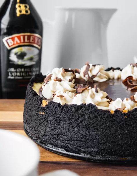 Chocolate Baileys Cheesecake, Bailey’s Cheesecake Recipe, Liquor Cheesecake Recipes, Bailey’s Cheesecake, Baileys Cheesecake Recipes, Bourbon Cheesecake Recipes, Boozy Cheesecake, Fall Cheesecakes, Fancy Cheesecake