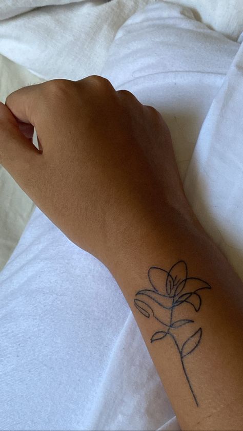 Basic Tattoos, Fineline Tattoo, Pretty Hand Tattoos, Lilly Flower, Nagellack Trends, Petite Tattoos, Tattoos For Black Skin, Pretty Tattoos For Women, Dope Tattoos For Women