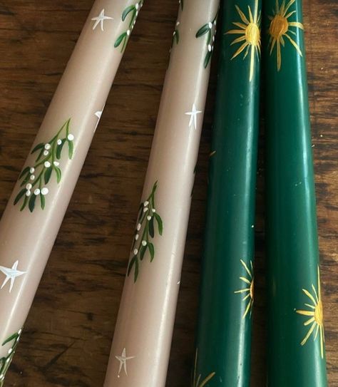 Painted Candle Designs, Diy Candle Design Ideas, Painted Candles Christmas Diy, How To Paint Taper Candles, Painted Wedding Candles, Painted Candle Tapers, Holiday Candle Painting, How To Hand Paint Candles, Handpainted Candle Sticks