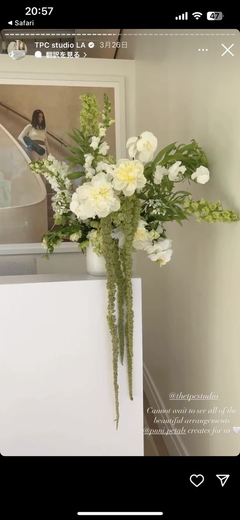 White Green Floral Arrangements, Bar Flower Arrangement Wedding, August Floral Arrangements, Wedding Table White Flowers, Italian Wedding Florals, Bar Florals Wedding, Bar Flowers Wedding, Bar Arrangement Wedding, Round Floral Arrangements