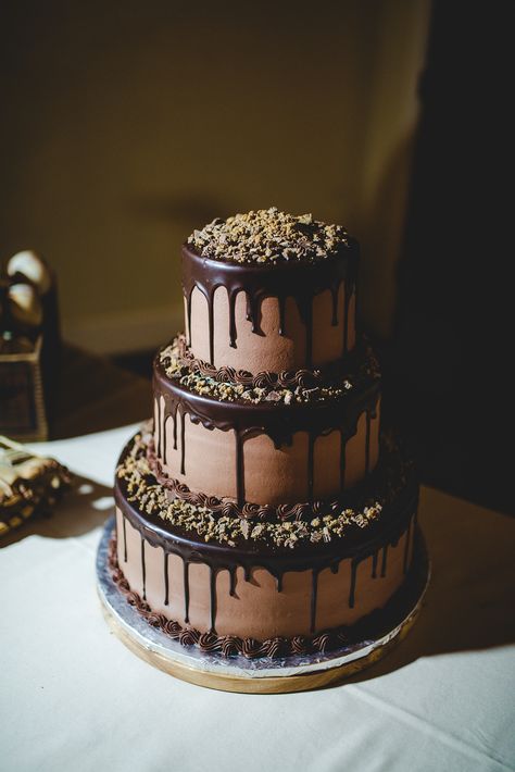 26 Chocolate Wedding Cake Ideas That Will Blow Your Guests' Minds Wedding Cake Images, Vegan Wedding Cake, Inside Cake, Chocolate Drip Cake, Cake Frosting Recipe, Cake Mini, Chocolate Wedding, Wedding Chocolate, Wedding Cake Recipe