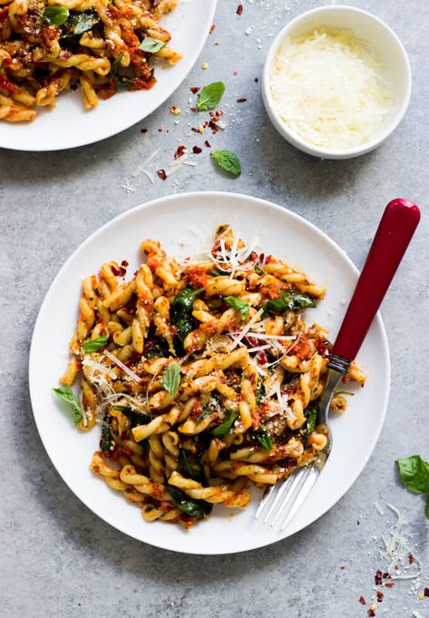 Yummy 20-minute sun dried tomato pasta that will make your dinner a breeze! #pestopasta #sundriedtomatopasta #easypasta #quickpasta #veggiepasta Meatless Pasta, Sun Dried Tomato Pasta, Pasta With Spinach, Quick Side Dishes, Meatless Dinner, Tomato Pesto, Iron Rich, Spinach Pasta, Tomato Pasta