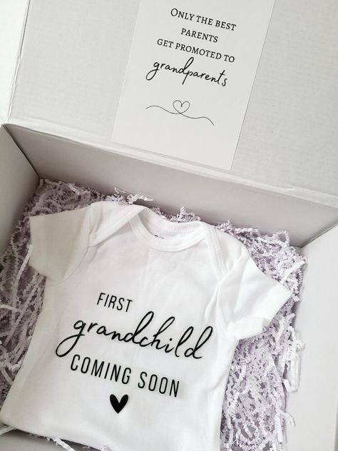 1st Time Grandparents Announcement, Ideas To Tell Grandparents Your Pregnant, Hi Grandma Announcement, First Great Grandchild Announcement, Soon To Be Grandparents Announcement, Grandma Reveal Ideas, Baby Reveal Ideas To Parents Grandparents Pregnancy Announcements, Baby Suprise Idea For Family, Baby Box Announcing Ideas