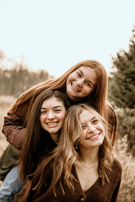 Pics With 3 Friends Photo Ideas, Poly Photoshoot, 3sisters Pictures, Photography Poses For 3 Friends, Four People Photo Ideas, Trio Friends Photoshoot, Fall Pictures Friends Photo Ideas, 3 Sister Poses, 3 Person Photo Ideas