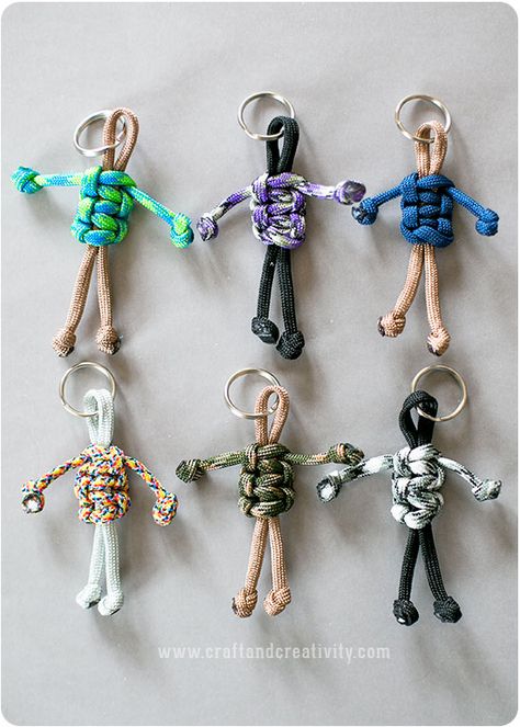 23 Ingenious Paracord Projects You Can Make This Weekend Paracord Buddies, Paracord People, Paracord Buddy, Paracord Projects Diy, Simpul Makrame, Paracord Diy, Keychain Craft, Paracord Knots, Paracord Keychain