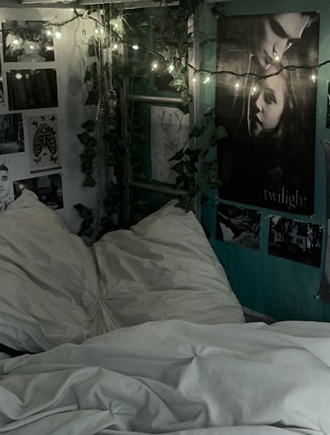 Twilightcore Bedroom, Grunge Fairy Core Room, Fairy Grunge House, Romantic Aesthetic Room, Fairy Grunge Bedroom Aesthetic, Fairy Core Aesthetic Bedroom, Bed Grunge, Twilight Room Inspiration, Fairy Grunge Apartment