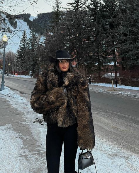 Aspen 🤎 | Instagram Winter Vacation Outfits, Ski Trip Outfit, Apres Ski Outfits, Kelsey Merritt, Colorado Outfits, Nashville Outfits, Snow Outfit, Cold Outfits, Winter Chic