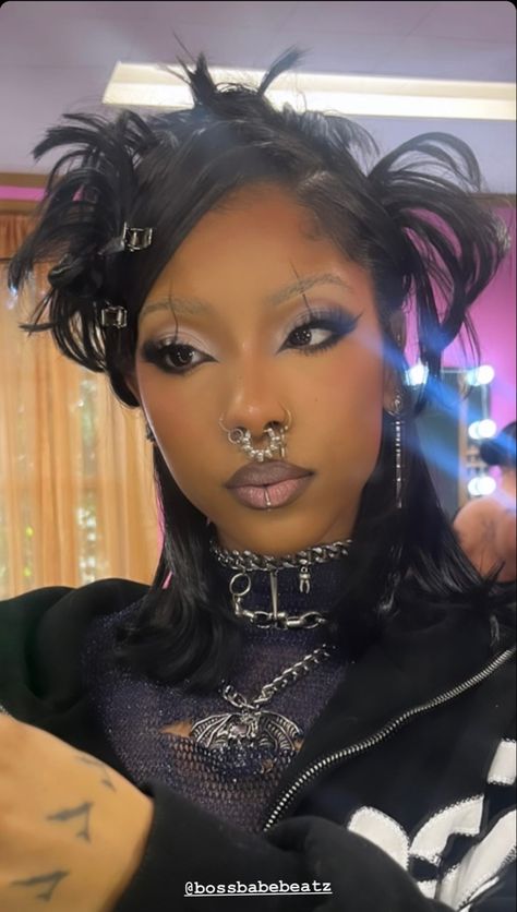 Black Women Grunge Makeup, Alternative Makeup Black Women, Alt Wigs For Black Women, Romantic Goth Makeup Black Women, Goth Hairstyles Black Women, Punk Hair Styles Women, Goth Aesthetic Black Women, Black Women Alternative Fashion, Punk Hairstyles Black Women