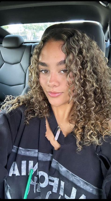 Curly Hair Highlights With Money Piece, Honey Highlights On Black Hair, Golden Blonde Highlights On Brown Hair, Partial Highlights Curly Hair, Highlights For Curly Hair Natural Curls, Light Brown Curly Hair, Short Light Brown Hair, Blonde Highlights Curly Hair, Natural Hair Highlights