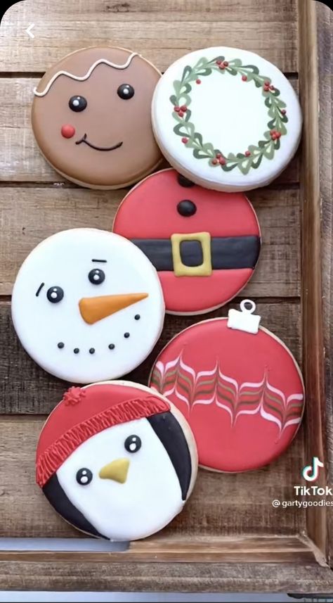 Round Holiday Cookies Decorated, Circle Christmas Sugar Cookie Designs, Round Christmas Cookie Ideas, Circle Royal Icing Cookies Christmas, Christmas Circle Sugar Cookies, Round Sugar Cookie Decorating Ideas Christmas, Royal Icing Cookies Designs Circle, Cookie Decorating Circle, Round Christmas Sugar Cookie Designs