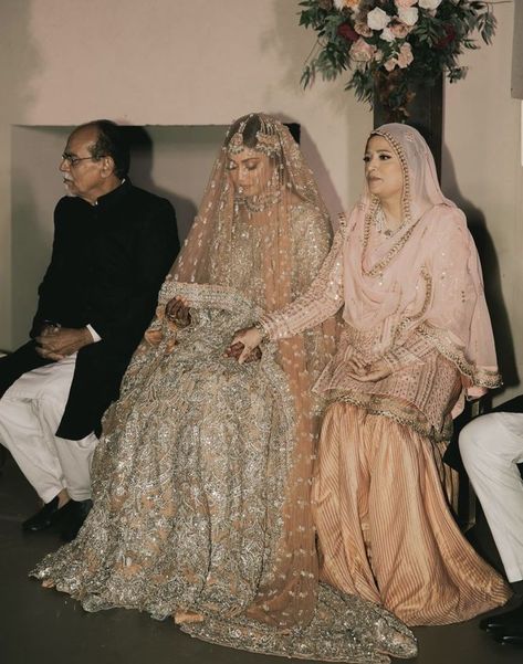 Bridal Baraat Dresses Pakistani, Vintage Desi Wedding, Pakistani Wedding Hijab, Indian Nikkah Outfit, Nikkah Ideas Pakistani, Nikkah Desi Outfit, Sage Green Desi Wedding Dress, Pakistani Wedding Poses, Pakistani Bride Outfit