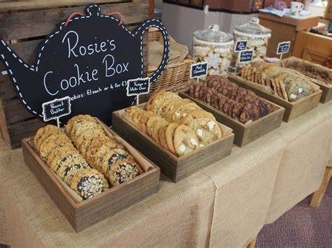 Cute Cookie Display Ideas, Cookies Booth Display, Cookie Sales Display, Bake Sale Stand Ideas Display, Cookies Stand Display, Oreo Cookie Display Ideas, Desserts For Farmers Market, Bake Sale Stall Display Ideas, Cookie Stall Display Ideas