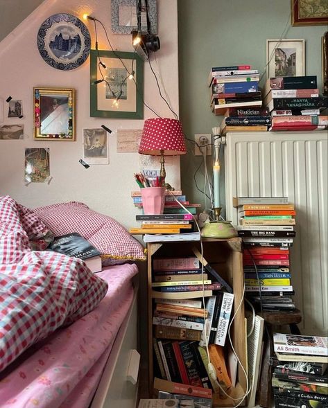 Sofia Coppola Room Aesthetic, Colorful Maximalist Bedroom Aesthetic, Room Inspo 70s, Simple Aesthetic Bedroom, Room Filled With Books, Layered Rugs Bedroom, Cluttered Apartment, Clutter Aesthetic, Downtown Bedroom