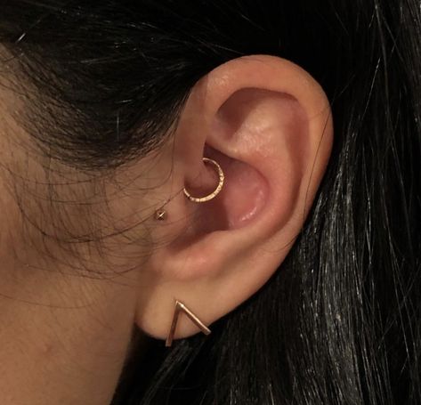 Daith Earrings Simple, Tragus Piercing Combinations, Tragus Daith Piercing, Conch Daith Piercing, Daith And Tragus Piercing Together, Simple Daith Piercing, Dainty Daith Piercing, Gold Daith Piercing, Daith And Tragus Piercing