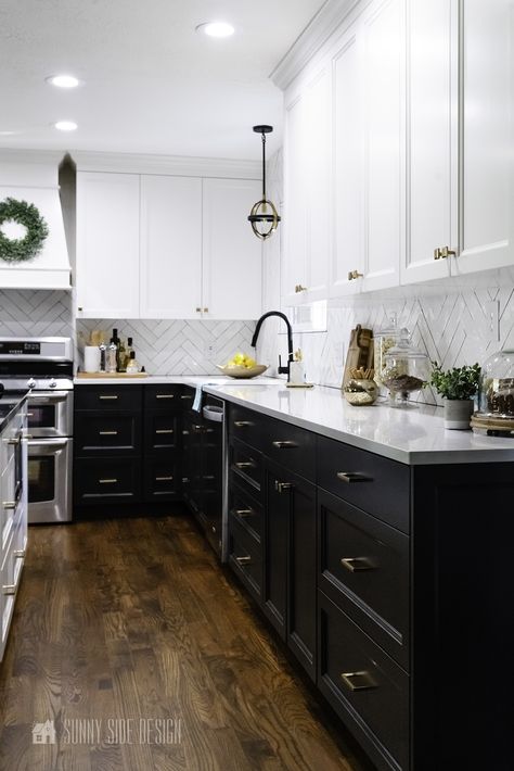 Black White Kitchen Decor, Black And White Cabinets, Black White Kitchen, Black And White Kitchen, White Kitchen Decor, Black Kitchen Cabinets, Kitchen Inspiration Design, Kitchen Redo, White Home Decor