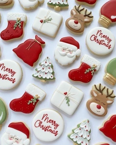 Royalicing Christmas Cookies, Christmas Cookies Simple Decorated, Christmas Icing Cookies Decorating Ideas, Mini Decorated Christmas Cookies, Mini Cookies Christmas, Christmas Sweets To Make, Mini Christmas Royal Icing Cookies, Christmas Mini Decor, Beginner Christmas Cookies