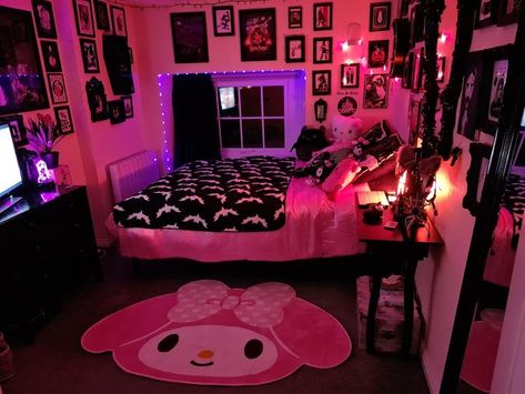 Draculaura Bedroom Aesthetic, Gloomy Bear Room Decor, Emo Y2k Bedroom, Black And Pink Goth Room, Trashy Y2k Aesthetic Room, Y2k Bedroom Pink, Pink Goth Room Aesthetic, Goth Dorm Room Ideas, Egirl Bedroom Decor