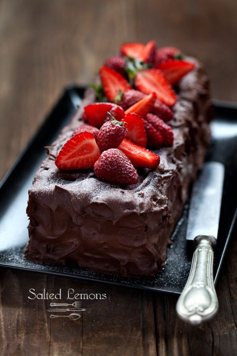 Chocolate Cake With Strawberries, Thanksgiving Festivities, Cake With Strawberries, Thanksgiving Snacks, Chocolate Strawberry Cake, Kids Thanksgiving, Thanksgiving Meal, Meal Preparation, God Mat