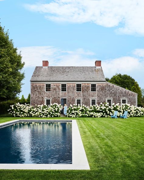 Step Inside this Classic-Meets-Contemporary East Hampton Compound | Architectural Digest East Coast Architecture, East Coast Landscaping, East Coast Style Homes, East Hampton Ny, Nantucket Homes Exterior, Hamptons House Aesthetic, Amagansett House, Hamptons Home Interior, The Hamptons Aesthetic