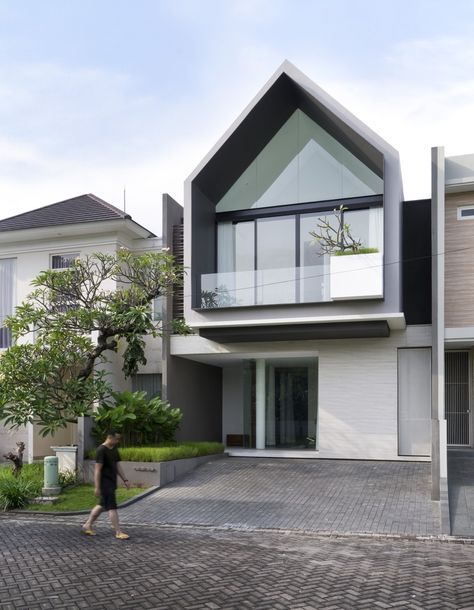 Gallery of ‘HHH’ House / Simple Projects Architecture - 37 Small Contemporary House, Lampang, House Simple, Simple Projects, Townhouse Designs, Minimal House Design, Minimalist House Design, Modern Architecture House, Contemporary House Design