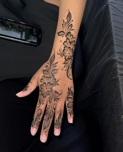 NEWHAM, LONDON BASED Henna Designs Somali, Henna On Arm, Elegant Henna Designs, Minimalistic Henna, Henna 2024, Henna Designs Arm, Basic Henna, Sudanese Henna, Henna Flower Designs