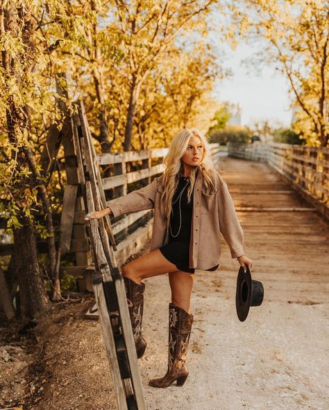 Rustic Country Photoshoot, Fall Picture Dresses, Western Outfits Women Pictures, Western Outfits Women Senior Pictures, Country Style Photography, Country Photoshoot Outfit Ideas, Western Outfits For Pictures, Senior Picture Western Outfits, Western Outfits For Photoshoot