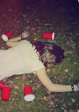 Hung Over Aesthetic, Drinking Outside Aesthetic, Drunk Reaction Pic, Drunk Photos Friends, Drunk Aesthetic Grunge, People Hanging Out, Drunk Party Aesthetic, Drunk Photoshoot, Getting Drunk Aesthetic