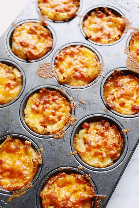 Smashed baked potatoes with cheddar Muffins With Filling, Potatoes In Muffin Tin Recipe, Smashed Baked Potatoes, Baked Smashed Potatoes, Muffin Tin Potatoes, Potato Filling Recipe, Smashed Potatoes Baked, Cheddar Recipes, Smashed Potatoes Recipe