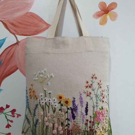 Pin de Yousra El Baradie em Sticken em 2022 | Sacolas artesanais de tecido, Artesanato bordado, Flores bordadas à mão Embriodary Flowers, Easy Embroidery Gift Ideas, How To Display Embroidery, Tote Bag Embroidery Ideas, Embroidery Ideas For Beginners, Embroidery Cottagecore, Flower Embroidery Pattern, Spring Embroidery, Simpul Makrame