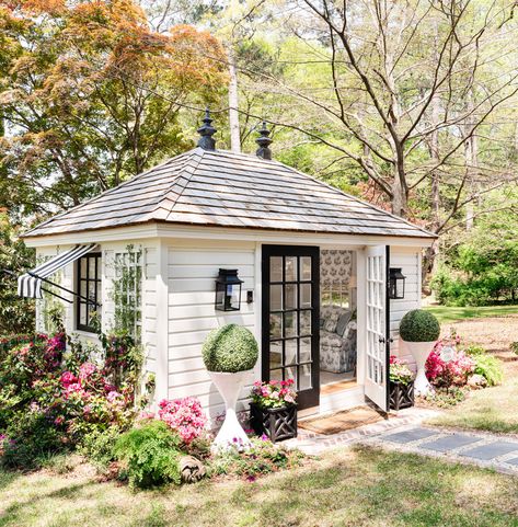 Garden Shed Exterior Ideas, She Shed Exterior, Shed Exterior Ideas, She Shed Interior Ideas, White Shed, She Shed Decorating Ideas, She Shed Ideas, Shed Guest House, She Shed Interior