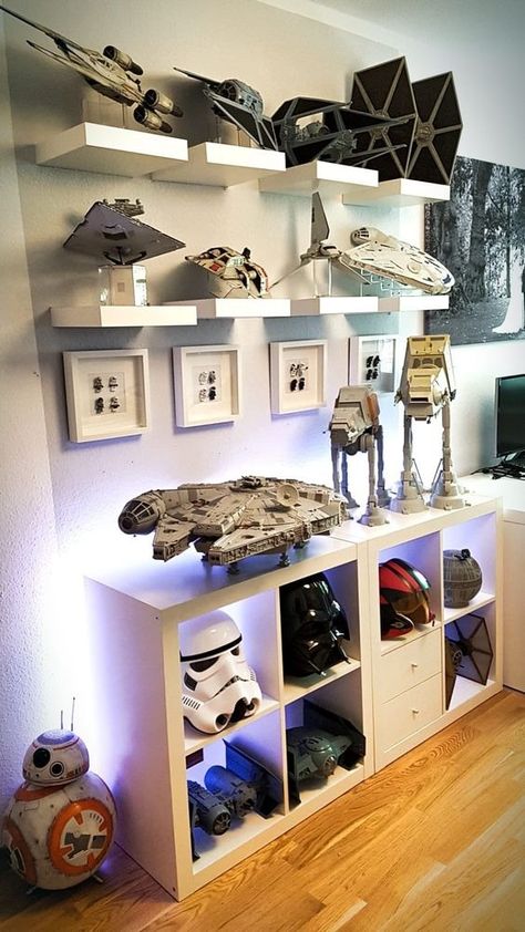 Star Wars Bedroom Decor, Star Wars Zimmer, Decoracion Star Wars, Star Wars Room Decor, Geek Room, Star Wars Bedroom, Nerd Room, Star Wars Room, Lego Display