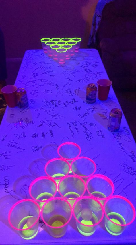 Glow Birthday Party Ideas, Sweet 16 Pool Parties, Neon Sweet 16, Kids Birthday Ideas, Neon Pool Parties, 17. Geburtstag, Sweet 16 Party Themes, 14th Birthday Party Ideas, 15th Birthday Party Ideas