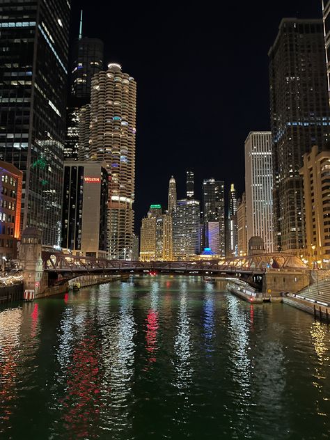 Picture Of City At Night, City Chicago Aesthetic, Night City Chicago, Chicago Astethic Wallpaper, Aesthetic Pictures Of Chicago, Pretty Places At Night, Chicago City Aesthetic Night, Chicago City Lights, Chicago Night Life Aesthetic