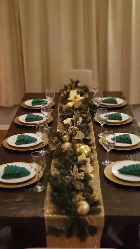 Green And Gold Christmas Table Decor, Green And Gold Christmas Wedding, Gold And Green Christmas Table, Green Table Runner Christmas, Copper Christmas Table, Green And Gold Christmas Table, Christmas Eve Table Setting, Green Christmas Table, Gold And Green Christmas