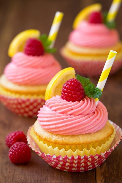 Summer Themed Cupcakes, Raspberry Lemonade Cupcakes, Cupcake Receptek, Raspberry Buttercream Frosting, Delicious Cupcakes Recipes, Lemonade Cupcakes, Summer Cupcakes, Cake Mini, Lemon Cupcakes