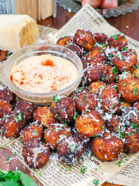 Crispy potato balls tossed in grated parmesan and fresh parsley for an easy holiday appetizer! Garlic Parmesan Potatoes, Potato Appetizers, Potato Balls, Holiday Appetizers Easy, Stuffed Potato Balls, Garlic Potatoes, Potato Bites, Holiday Appetizer, Potato Dishes